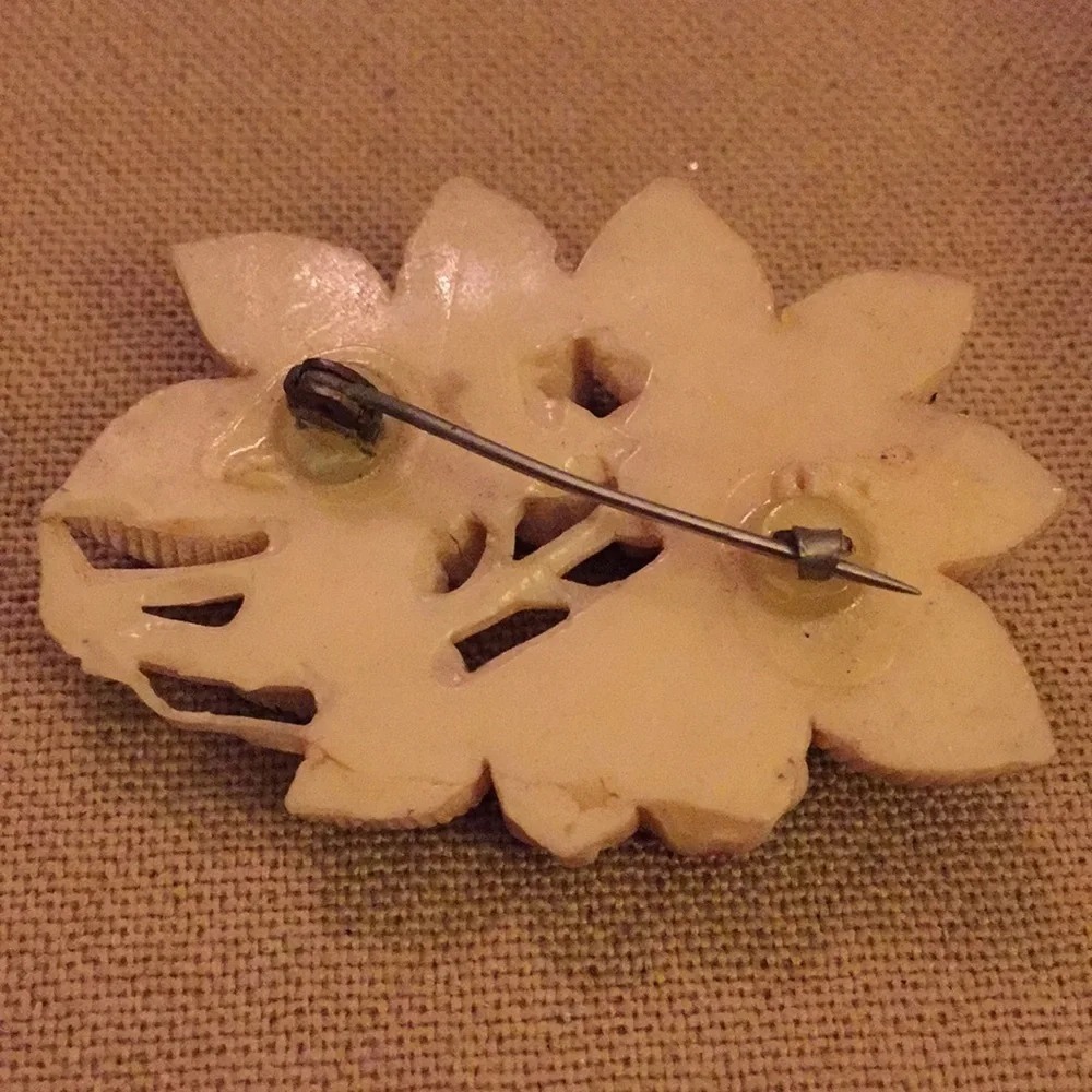 Pretty Vintage Plastic Brooch Flowers